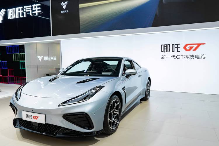 广州64哪吒汽车在智能汽车领域的表现，领途汽车在新能源汽车市场中的影响力